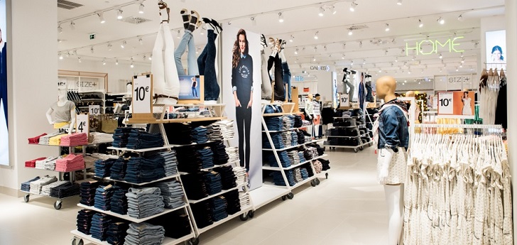 Interior tienda Kiabi Kiabi sube la persiana en Barcelona de su primera tienda urbana